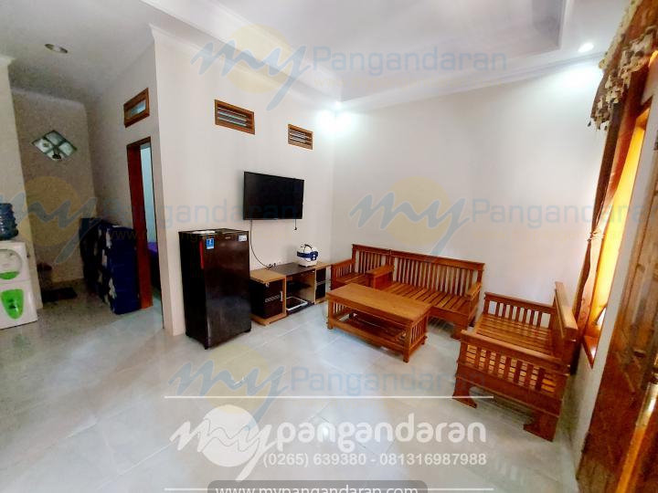  Tampilan Ruang keluarga Pondok Alin17 Pangandaran<br />
Lantai 1, di lengkapi dengan kursi, TV, Kulkas, Dispenser, Rice cooker dan free Extra bed 1