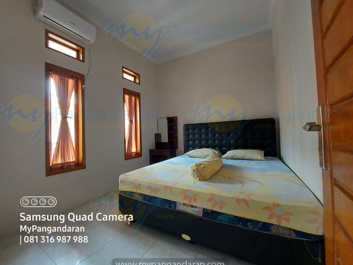  Tampilan Kamar Tidur Pondok Alin17 Pangandaran<br />
Lantai 2, di lengkapi AC dan bed ukuran 180x200<br />
