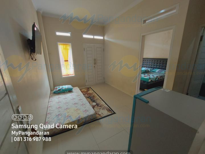  Tampilan Ruang keluarga Pondok Alin 2Pangandaran<br />
di lengkapi dengan TV, Kulkas, Dispenser dan Free Extra Bed 1